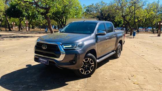 TOYOTA HILUX 2.8 D-4D TURBO DIESEL CD SRX 4X4 AUTOMÁTICO